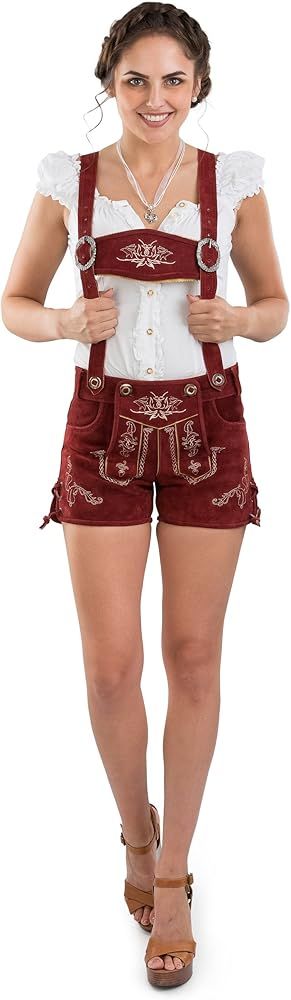 Kvinna i vinröda lederhosen-shorts och vit blus för Oktoberfest.